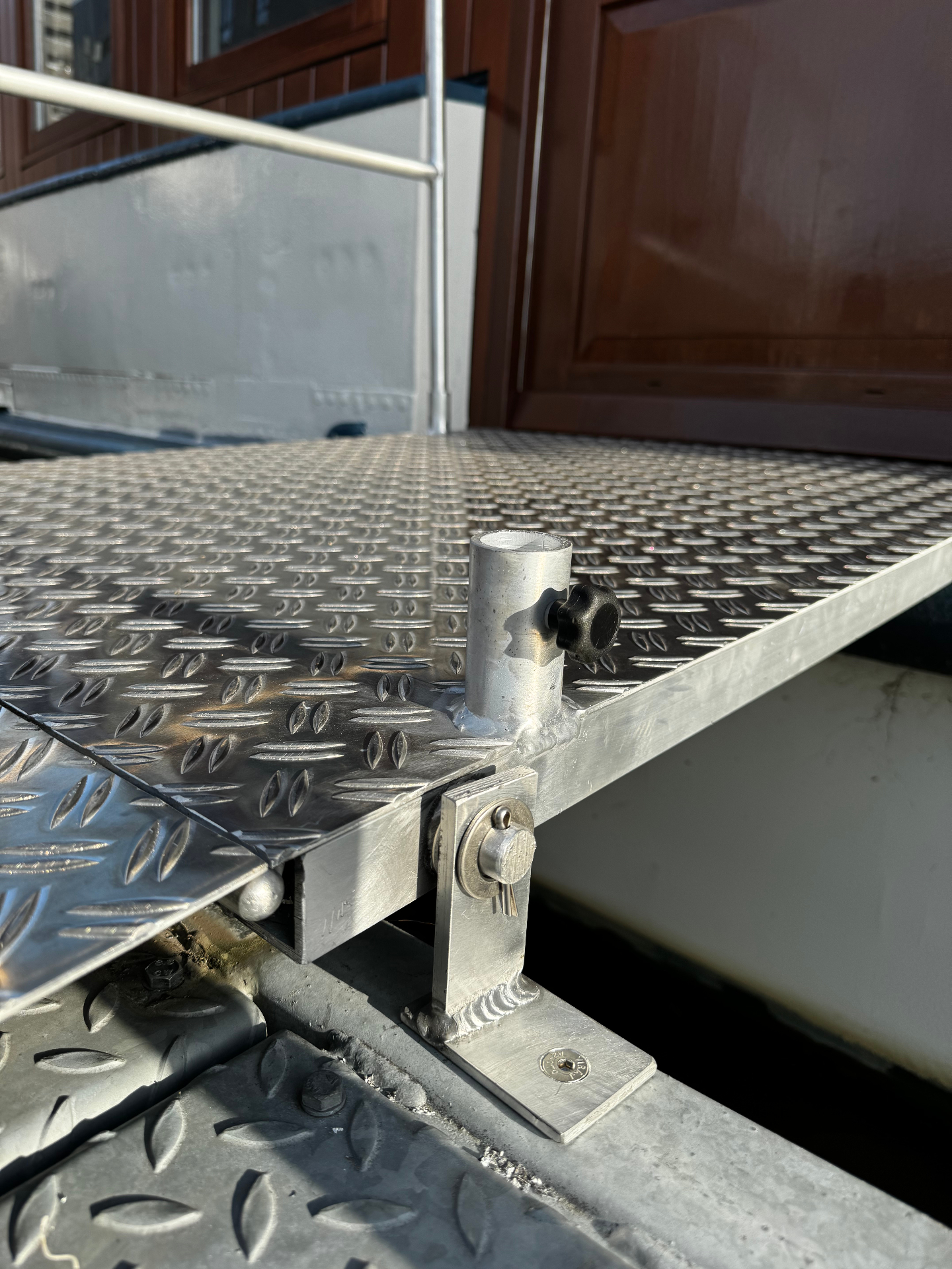 Laswerk aan boten en jachten — FB Jachtbouw Laswerk aan boten — detail van professioneel aluminium laswerk aan boord van een jacht