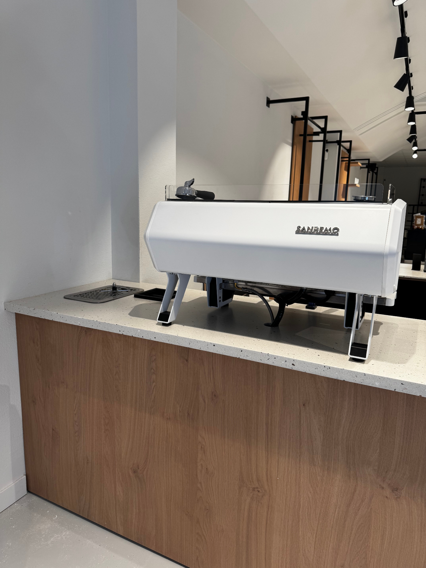 Maatwerk winkelinterieur — koffiecounter door FB Jachtbouw Maatwerk interieurbouw — exclusieve koffiecounter op maat gemaakt voor een winkel in Rotterdam door FB Jachtbouw