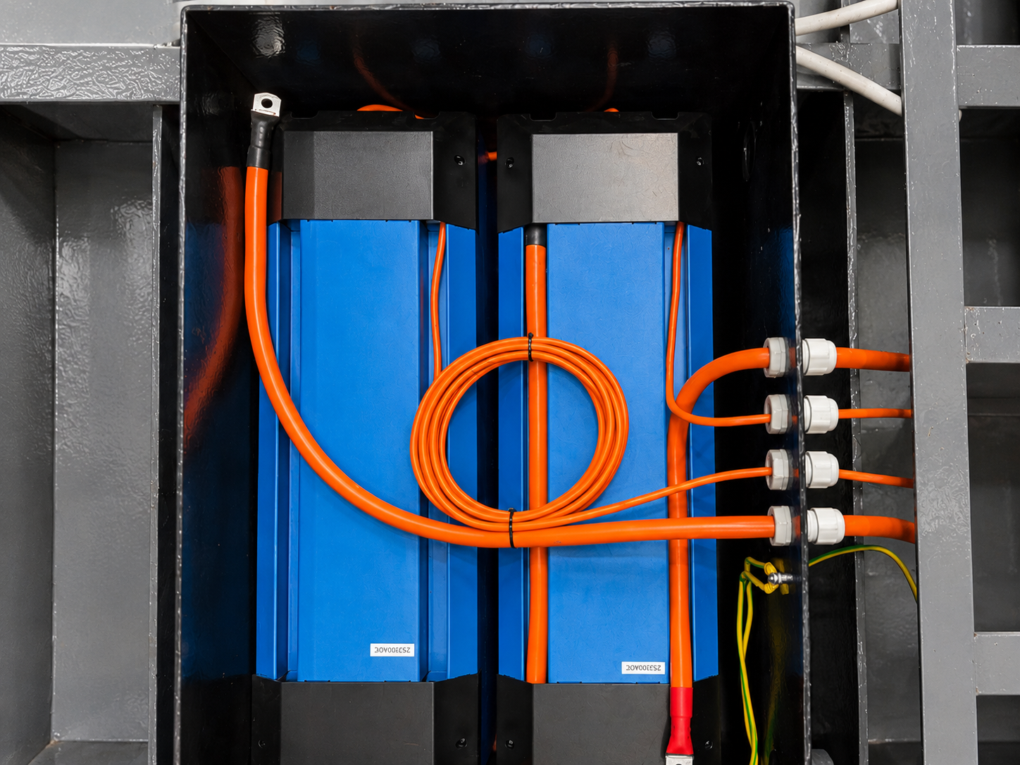 Scheepselektrotechniek: accubank en bekabeling — FB Jachtbouw Scheepselektrotechniek — lithium accubank met oranje bekabeling voor jacht refit
